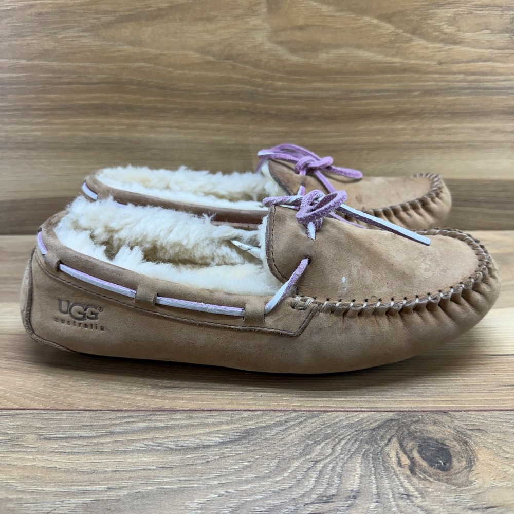 UGG Dakota Slip On Slippers Womens 8 Tan Nubuck Leather Moccasin Sherpa Fur Cozy